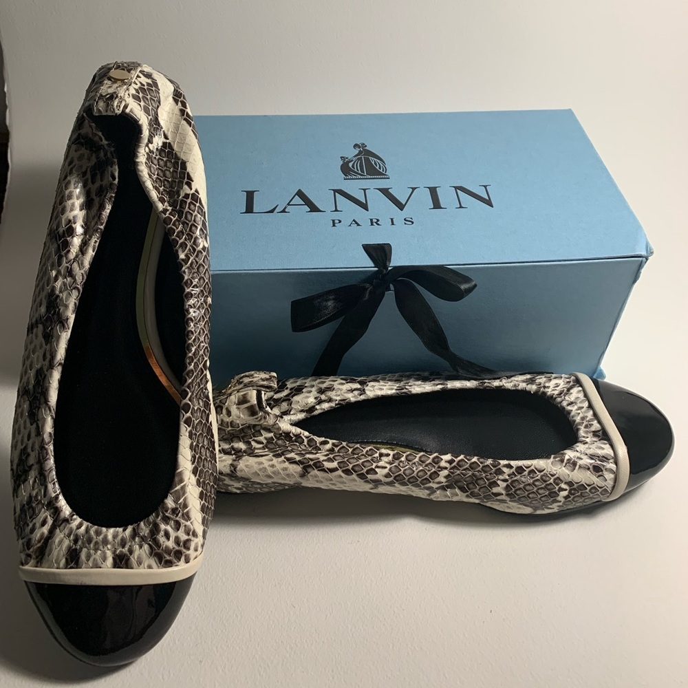 Lanvin Paris flats in size 39.5 black and white snake skin print